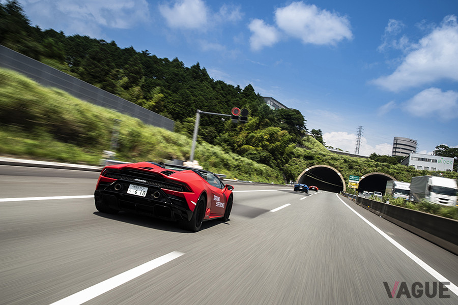 ランボルギーニ「ウラカンEVO RWD スパイダー」試乗の様子
