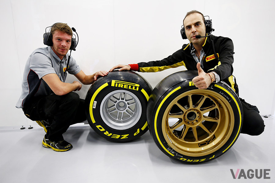 左が13インチF1タイヤ、右が18インチタイヤ