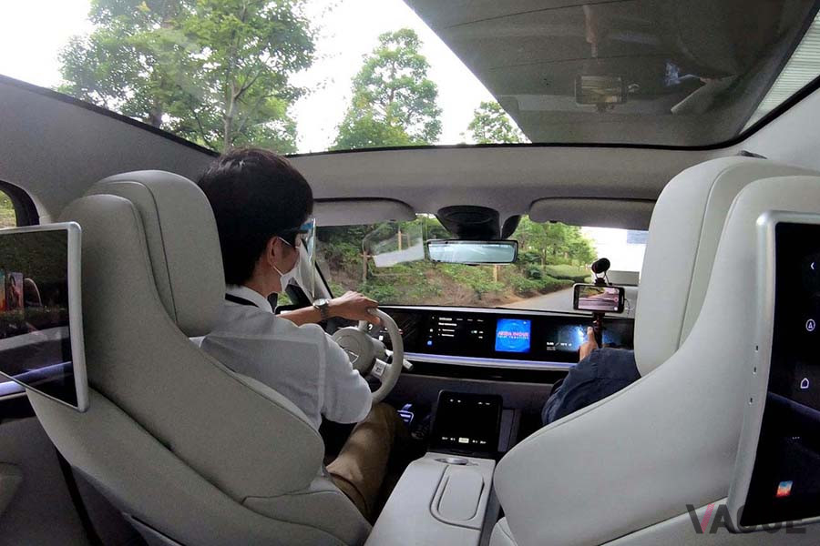 車内は広いガラスルーフから光が降り注ぎ、ルーミーな雰囲気であふれていた