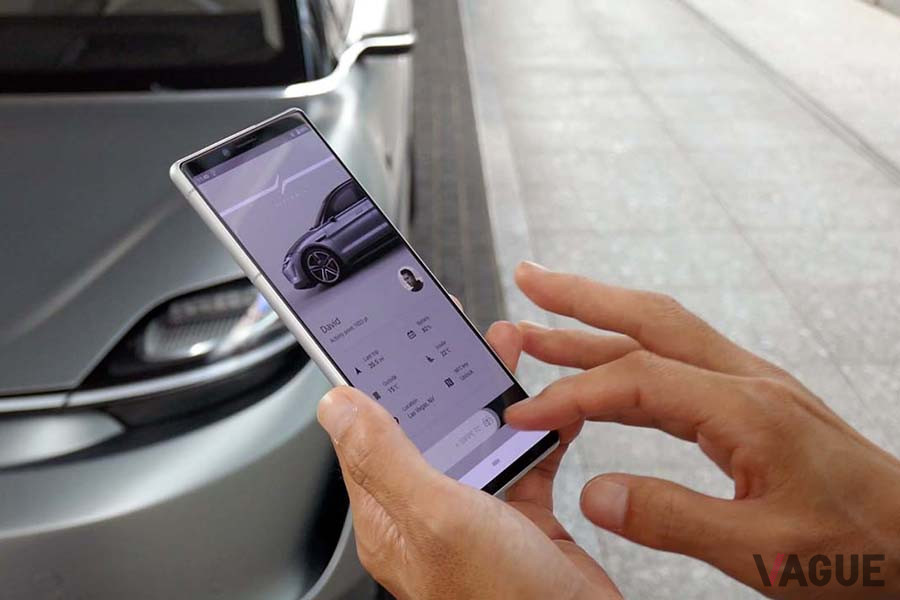 スマホでドアロックを解錠すると、フロントグリルからイルミネーションが後方へと走り、ドアハンドルも迫り出す