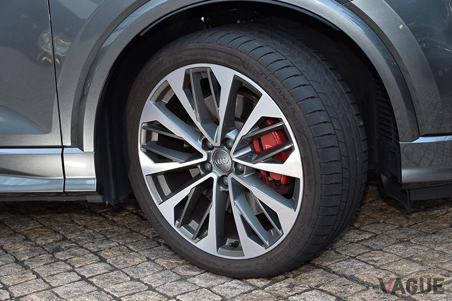 タイヤは235／45R18サイズ。レッドブレーキキャリパーはオプション（5万円）