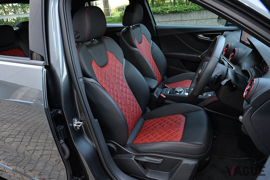 SQ2のフロントシート。試乗車はオプションのインテリアデザインパッケージ（26万円）が装備され、マグマレッドのファインナッパレザーシートとなる