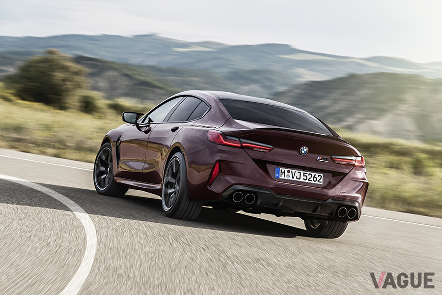 BMW「M8グランクーペ」の走行シーン