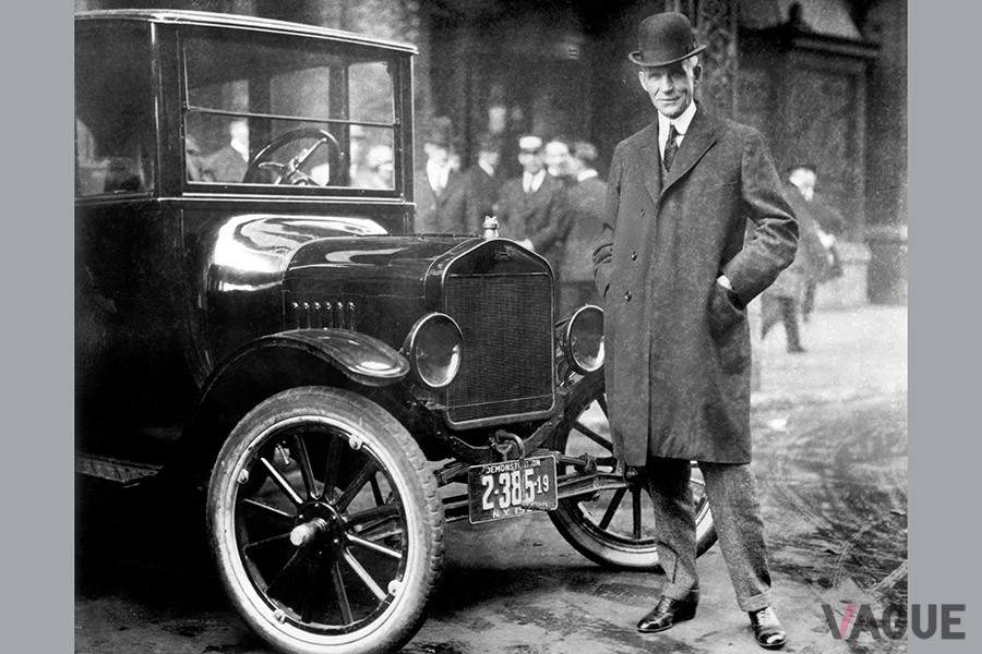 1921年、フォード「モデルT」と創業者ヘンリー・フォード