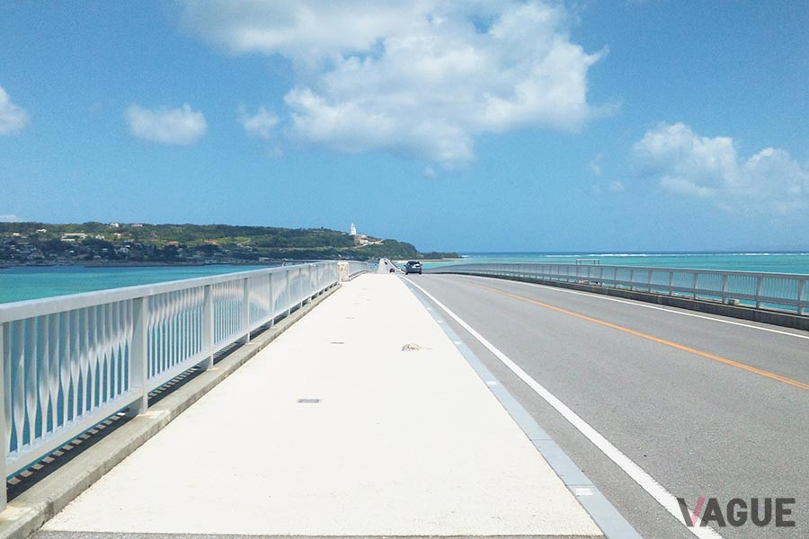 沖縄は1978年7月30日、一夜にして右側通行から左側通行へと変更された。写真は古宇利大橋
