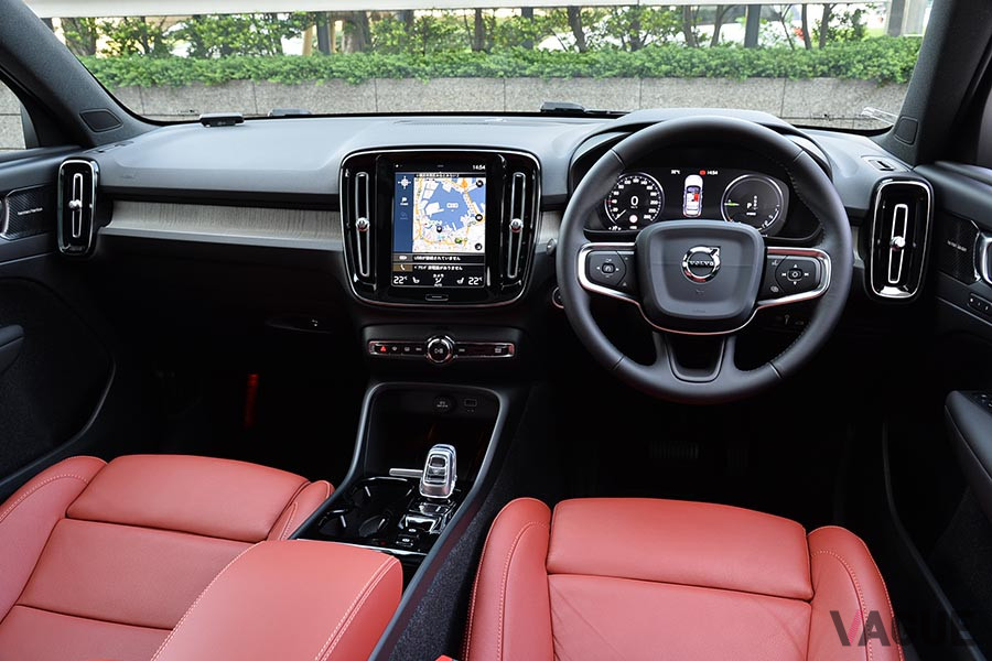 「XC40リチャージ プラグインハイブリッド T5インスクリプション」のインパネ