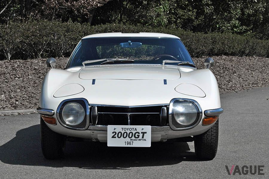 日本を代表するスーパーカー、1967年発売のトヨタ「2000GT」。リトラクタブルヘッドライトだ
