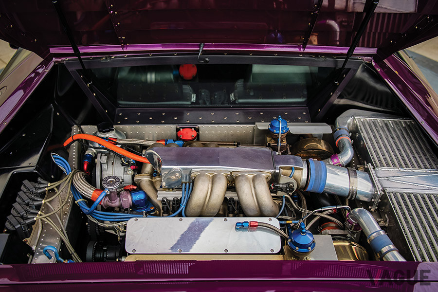 リヤミッドに横置き搭載されたエンジンは、6リッター仕様のV型8気筒（C）2020 Courtesy of RM Sotheby's