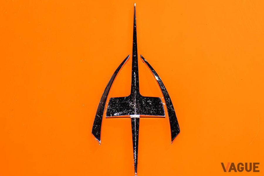 アダムス・ブラザーズのエンブレム（C）Bonhams