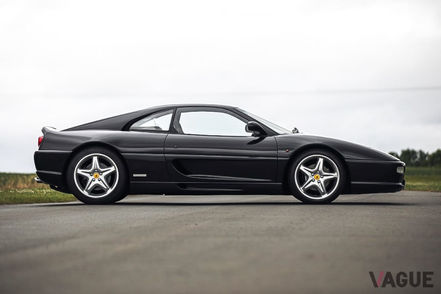 9万6500ポンド（邦貨換算約1340万円）で落札されたフェラーリ「F355 GTB」（MT）（C）2020 Courtesy of RM Sotheby's