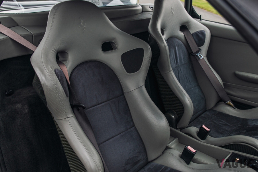 オプションのカーボンバケットシート（C）2020 Courtesy of RM Sotheby's