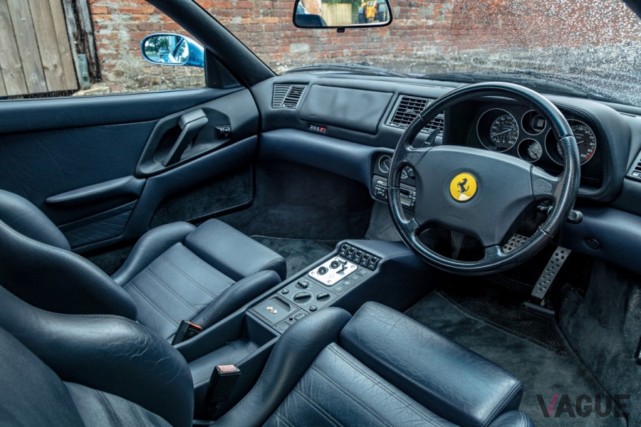 コックピットのカラーは、外装に合わせてブルースクーロ（C）2020 Courtesy of RM Sotheby's