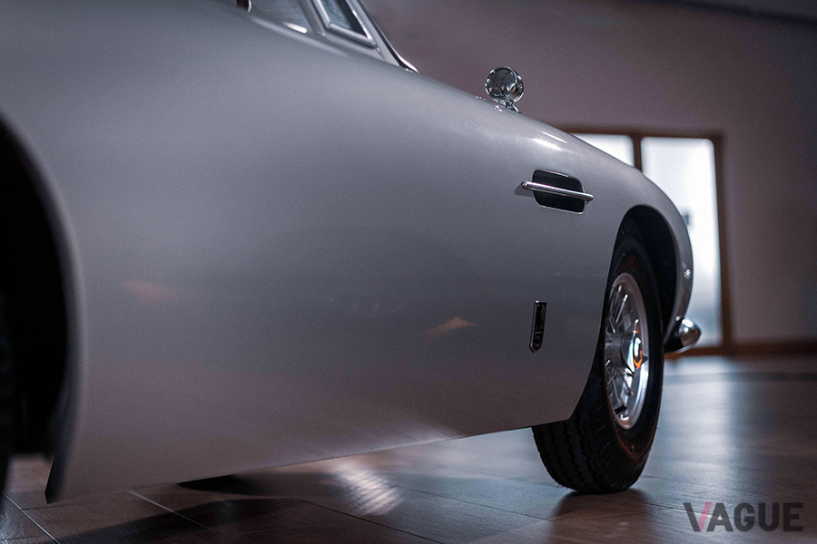 高性能版の「DB5ヴァンテージ・ジュニア」は、ボディがカーボン製となる