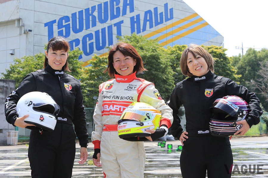 アバルト・ドライビング・アカデミー講師でプロのドリフトドライバーである石川沙織さん（中央）