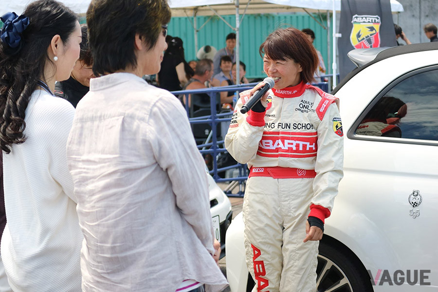 「SCORPIONNA DRIVE」で、参加者にレクチャーしている石川沙織さん