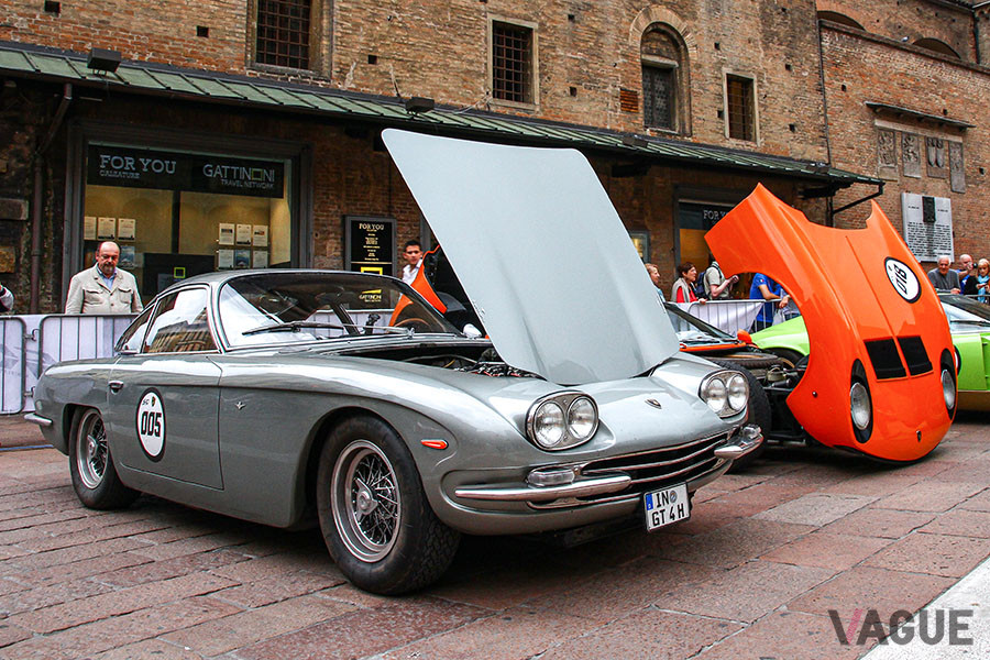フロントにエンジンを搭載したランボルギーニ「350GT」は逆アリゲーター式。フロントにエンジンを搭載していないミウラもフロントカウルは、手前側に開く