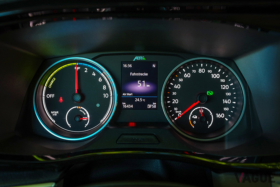 メーターパネルには、「ABT E」のエンブレム