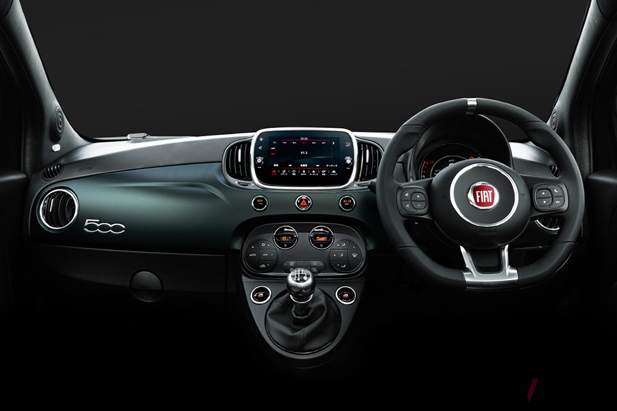 ダッシュボードパネルはボディカラーとコーディネイトしたマットグリーン仕上げ