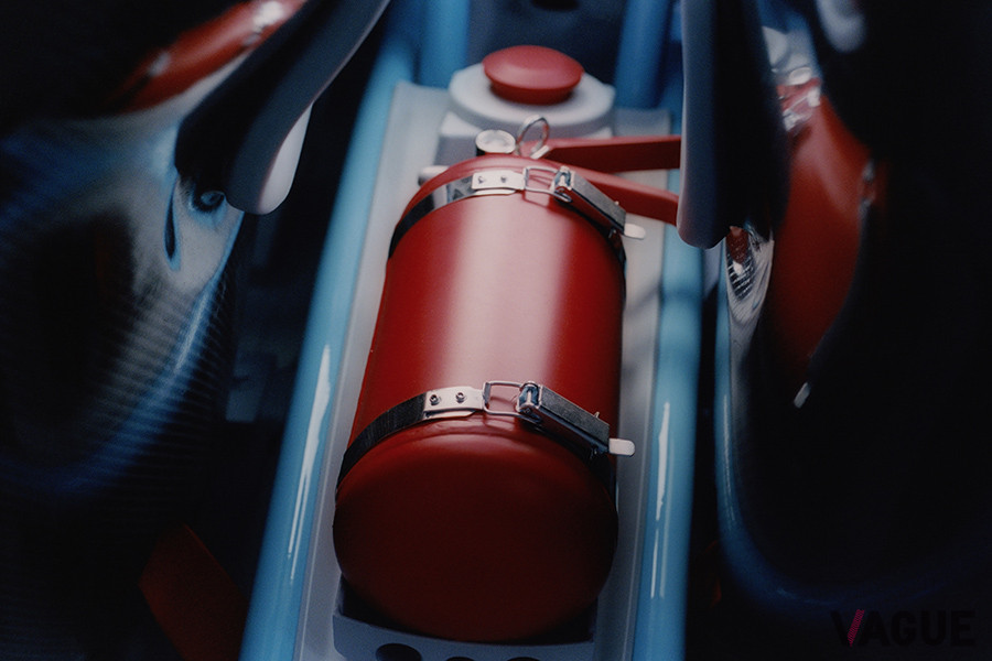 消火器など安全装備や重要なレース用のパーツは、ベビーブルーと鮮やかな赤を基調とした色調で強調