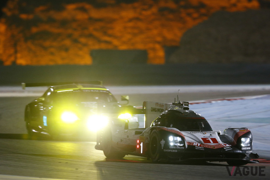 ル・マン24時間レースでは、プロトタイプレーシングカーのカテゴリが白色、市販車ベースのカテゴリが黄色となっている
