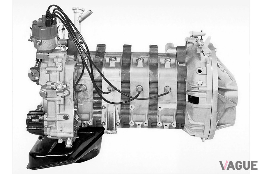 エンジンにはコンパクトでパワフルなロータリーを採用した。250psの3ローター（1.8リッター）からスタートし、350psの4ローターも搭載した