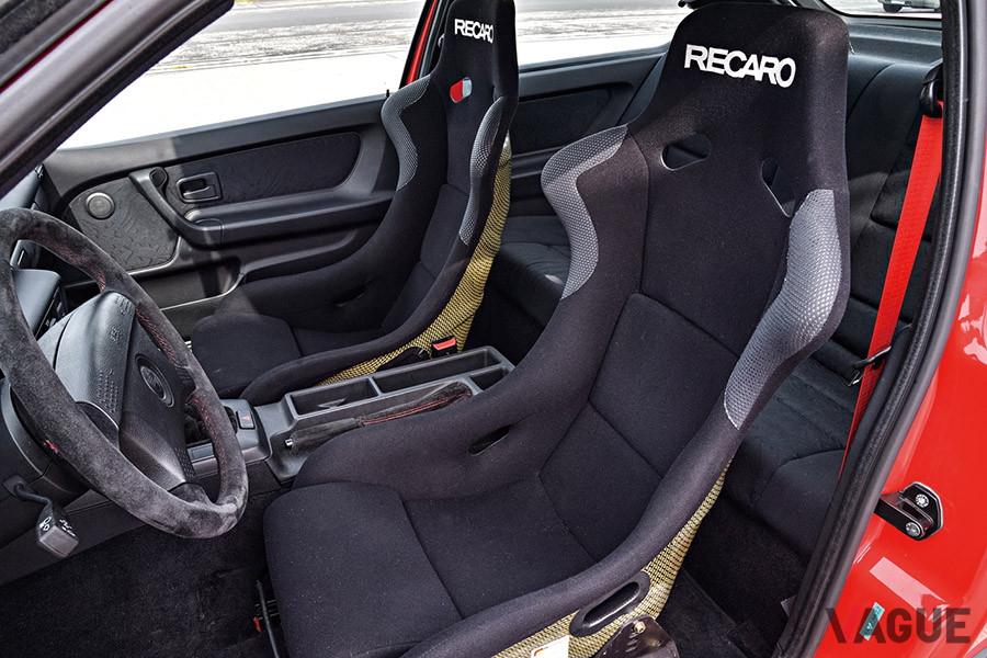 E36 M3コンパクトのシートはフルバケットに交換されている