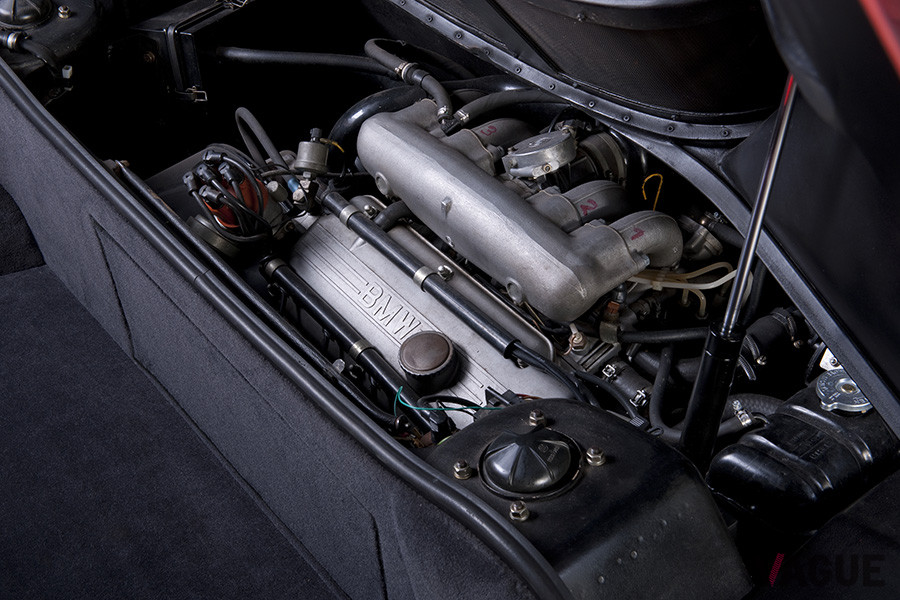 1972年に登場したBMW「ターボ」のエンジンルーム