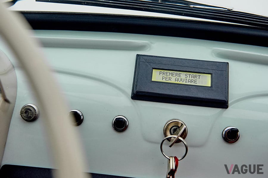 液晶デジタルモニターが装着されるのがオリジナルとは異なるポイントだ