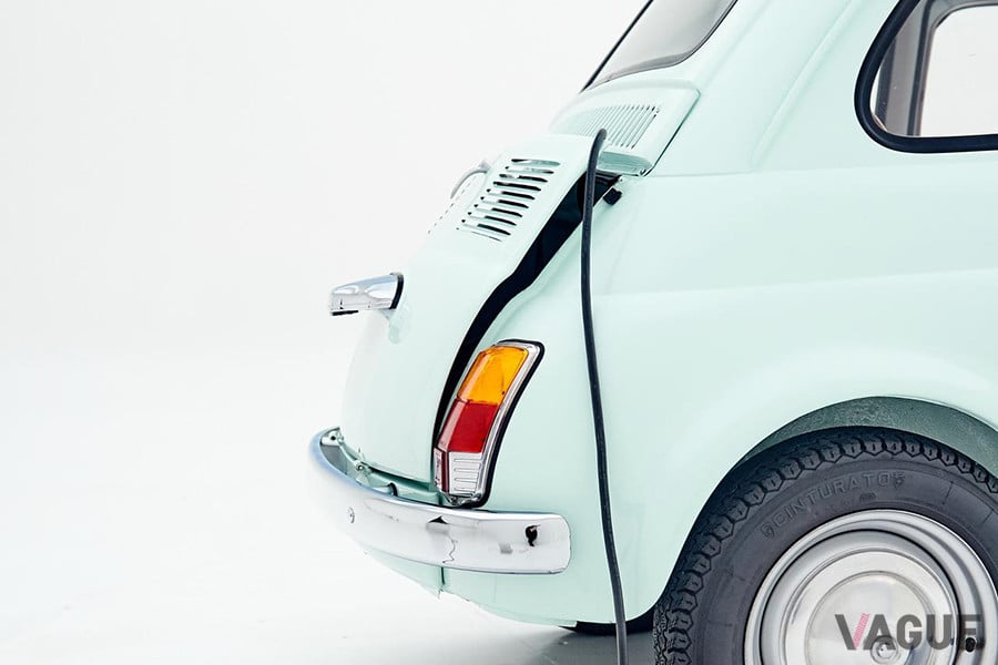 充電ソケットは、リアの旧エンジンルーム内にある