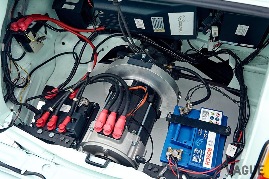 空冷2気筒500ccのエンジンの代わりにモーターが据え付けられている