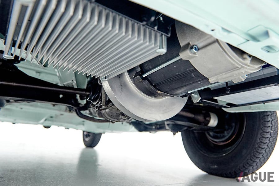 モーターで後輪を駆動する