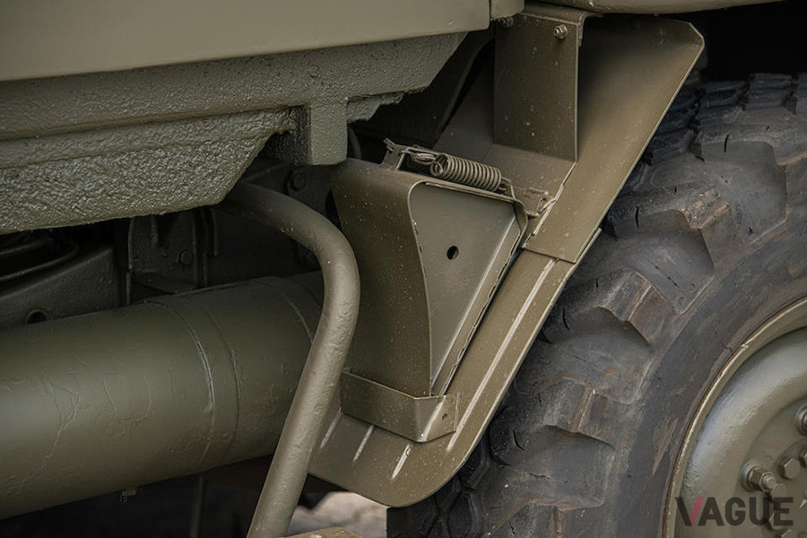 いかにも軍用車然としたディテール。輪止めも機能的にセットされる（C）Bonhams 2001-2020