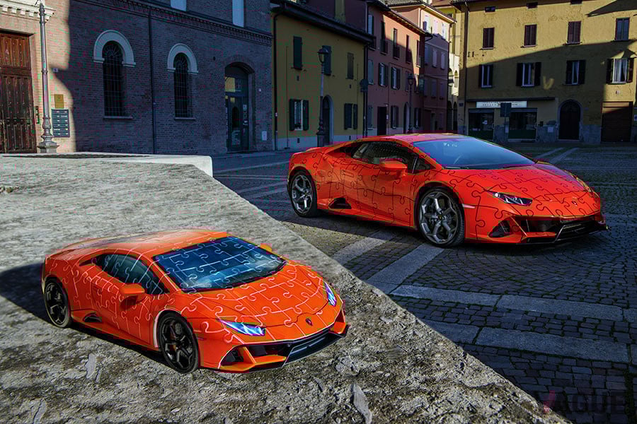 立体ジグソーパズルのウラカンEVO（手前）と実車のウラカンEVO（奥）