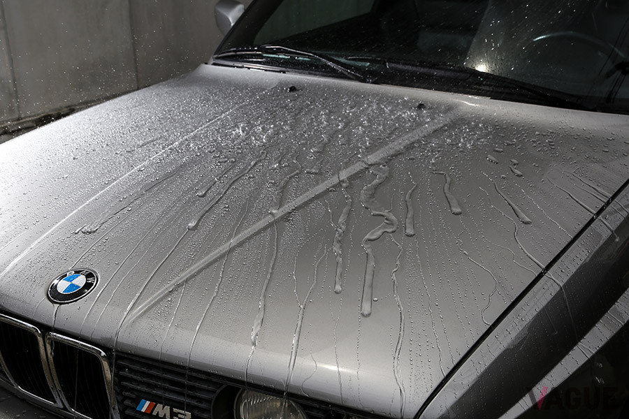 撥水効果のあるコーティングを施した場合。雨上がりの夜の街灯の下で見ると、美しい