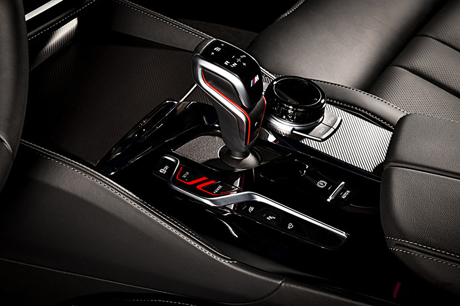 Ｍ5コンペティションでは、Mモード・ボタンの「ロード」「スポーツ」に加えて、運転支援システムの快適性と安全性に関するすべての機能が無効になる「トラック」モードが加わる