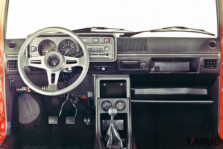 初代「ゴルフGTI」のインパネ。シフトノブがゴルフボールのカタチになっている