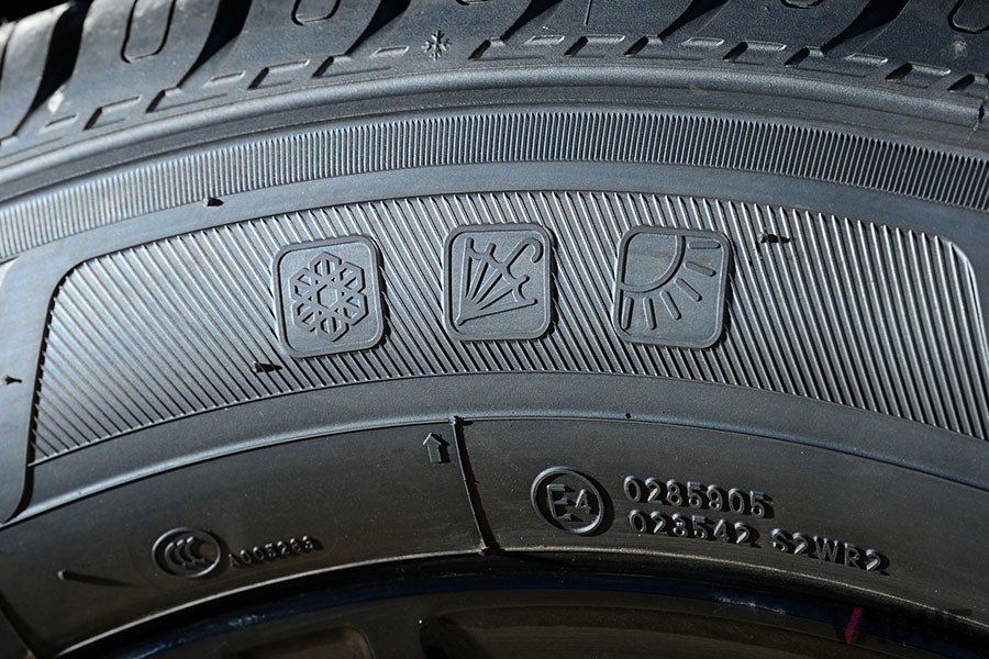 TOYO TIREのオールシーズンタイヤ「セルシアス」のサイドウオールには、ピクトマークと呼ばれる性能を表すアイコンが刻まれている
