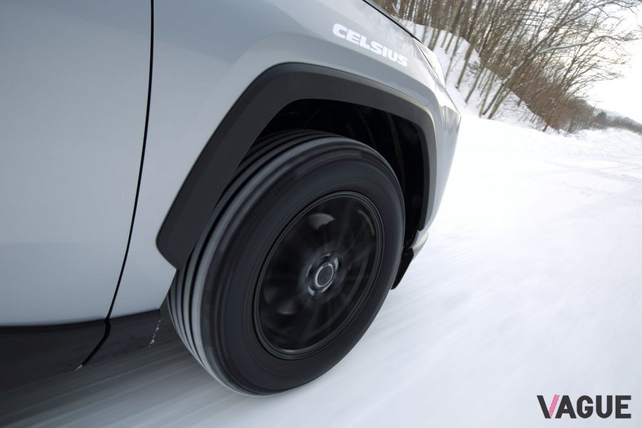 TOYO TIREのオールシーズンタイヤ「セルシアス」を装着したトヨタ・RAV4