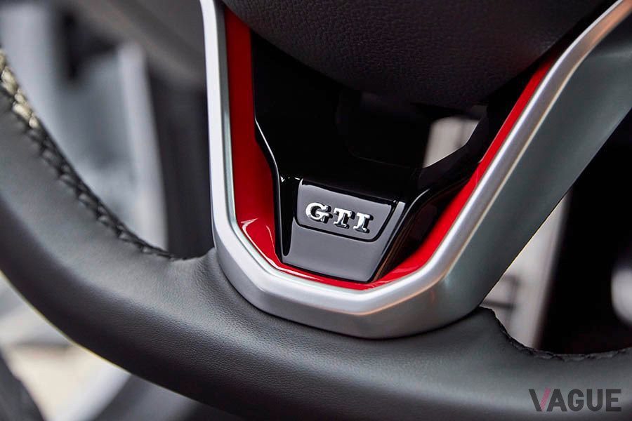 新型8代目「ゴルフGTI」のハンドルロゴ
