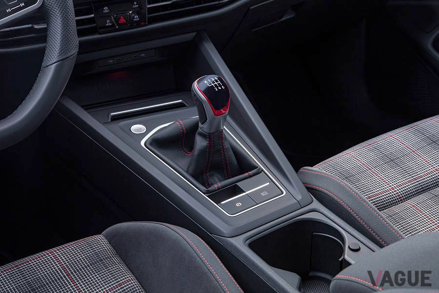 新型8代目「ゴルフGTI」MTモデルのシフトノブ