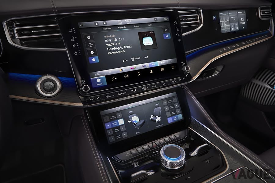 センターコンソールの12.1インチのタッチスクリーンと、その下に10.25インチのコンフォートディスプレイ