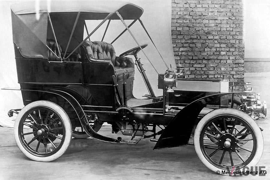 1902年に発売された「ベンツParsifal 12／14ps」。簡易な幌があるがシートは前後とも本革(c)DAIMLER AG