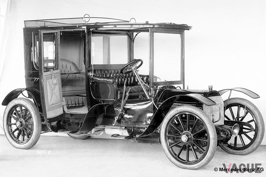 1902年に登場した「メルセデス－シンプレックス28ps」。運転席は簡易屋根だが後席はキャビンになっている (c)DAIMLER AG