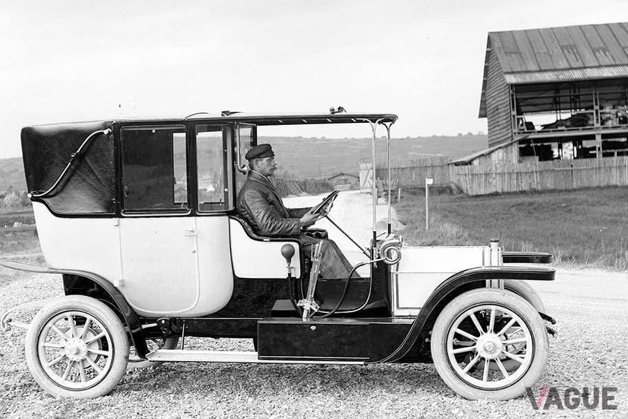 1909年に登場した「メルセデス・ワゴン22／35ps」。運転席とキャビンが完全にセパレートされているのがわかる