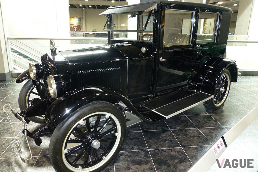 トヨタ博物館収蔵の1923年製「エセックス・コーチ」（アメリカ）。幌型に近い価格でセダン型を販売、大衆車の高級化に貢献したモデルだという。シートは布製