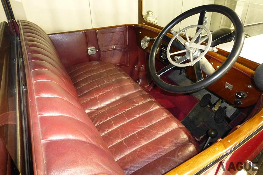 1920年製「デイムラー・タイプ45」（イギリス）の運転席シート