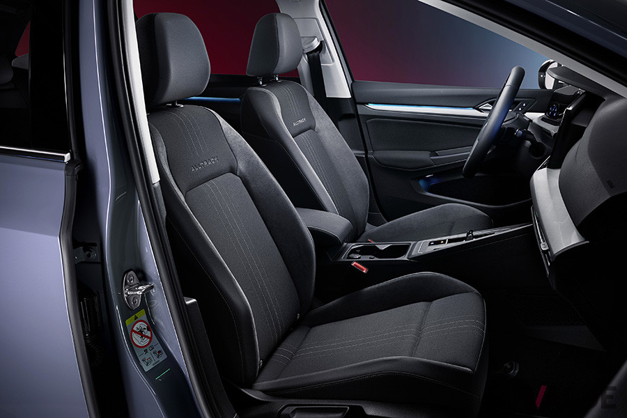 VW新型「ゴルフ オールトラック」のフロントシート