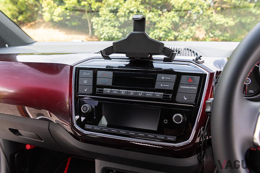 最近ではスマホナビを前提としているクルマも増えてきた。写真はVW「アップ！ GTI」。スマホにVWの「maps＋more」というアプリを入れ、スマホ上でナビやオーディオなどを操作する