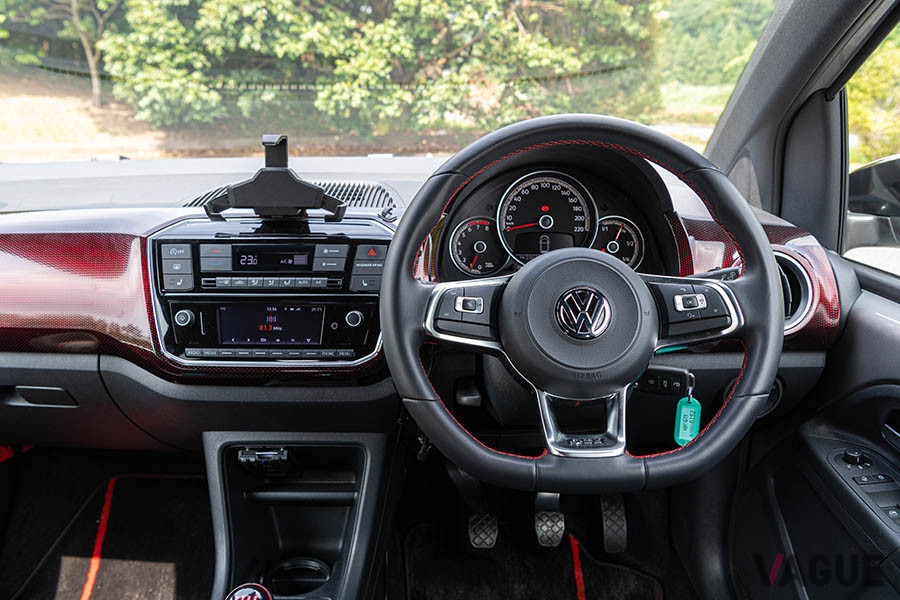 最近ではスマホナビを前提としているクルマも増えてきた。写真はVW「アップ！ GTI」。スマホにVWの「maps＋more」というアプリを入れ、スマホ上でナビやオーディオなどを操作する
