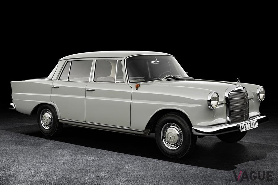 1961年から1968年に販売されたW110型。写真は1962年式メルセデス・ベンツ「190テールフィン」